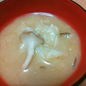 舞茸とキャベツの味噌汁